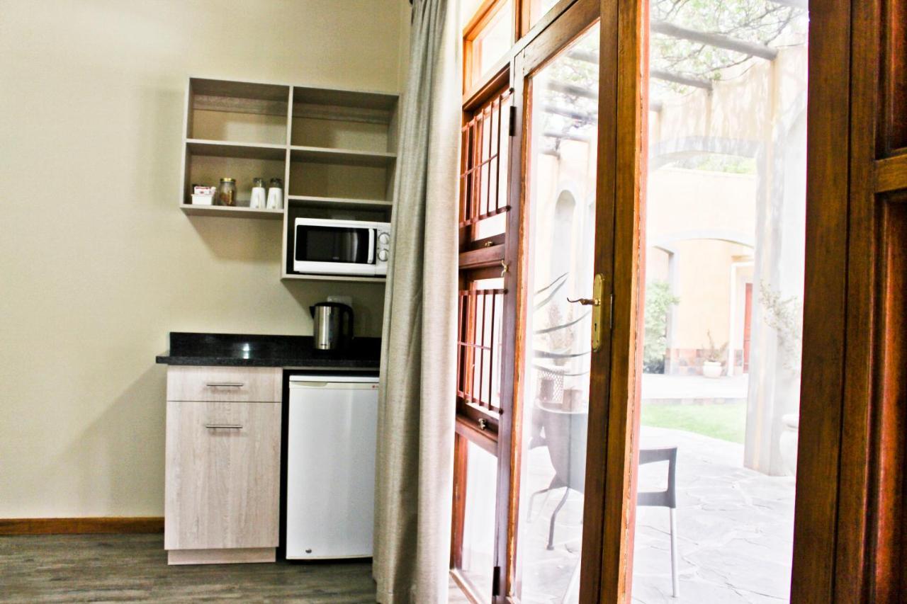 17 On Bird Guest House Beaufort West Exterior foto